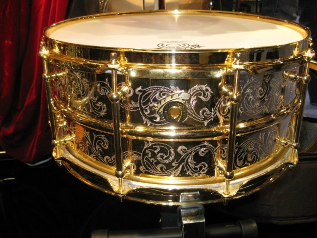 NAMM 2012 Joyful Noise drums engraved snare drum (02)