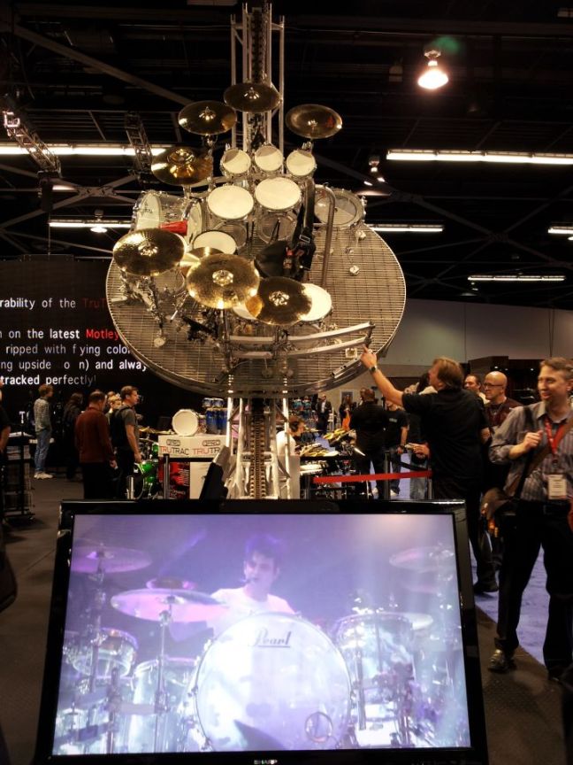 NAMM 2012 Pearl Drums swinging kit Tommy Lee Motley Crue (02)